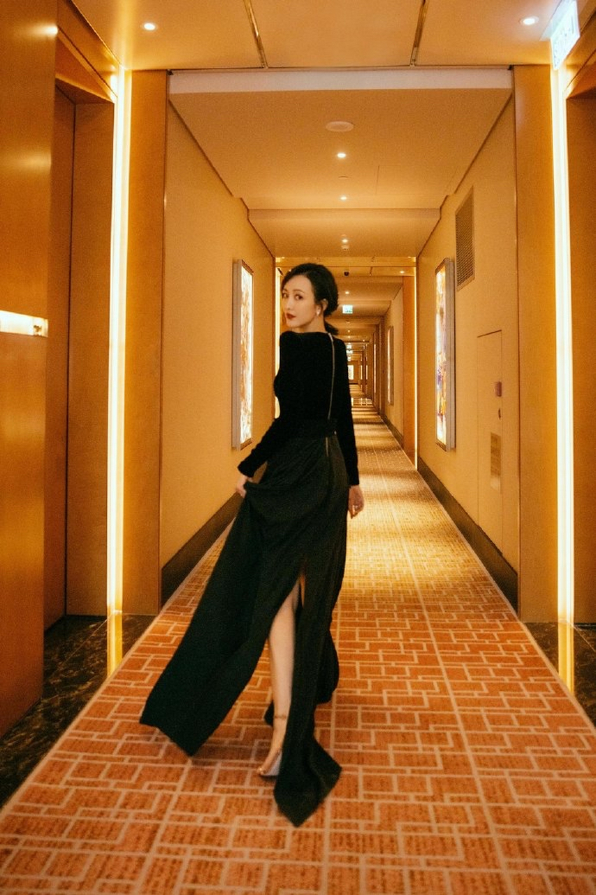 王鸥黑丝绒长裙优雅亮相 高开叉礼服秀长腿自信迷人