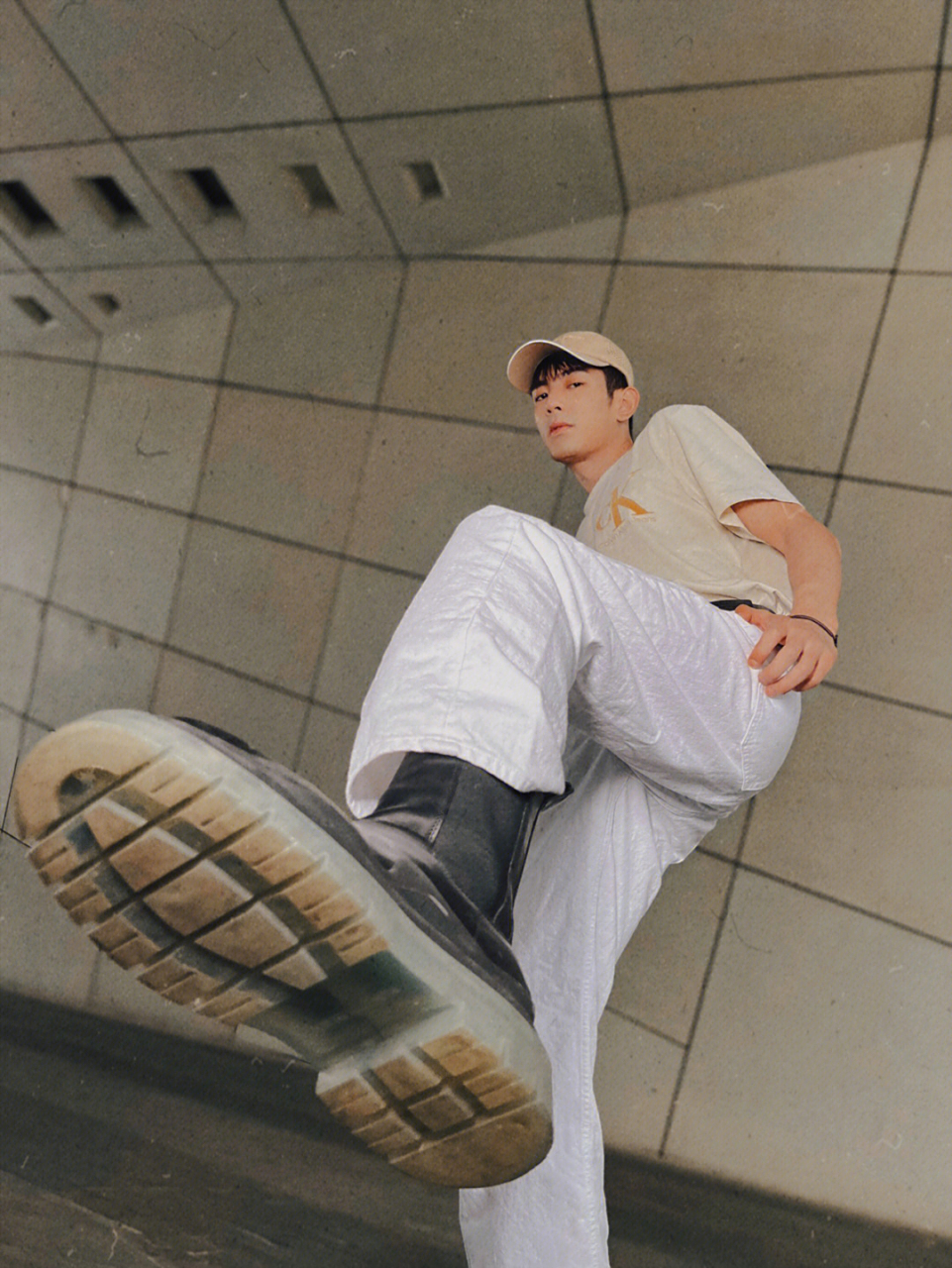 抬腿的动作一般人扛不住