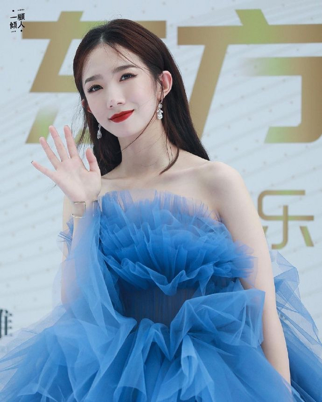 孟美岐# 雾霾蓝抹胸纱裙,浪漫温柔!