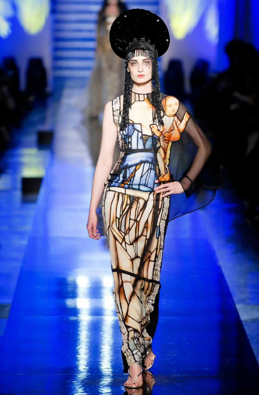 秀场,高缇耶受到各地天主教堂艺术的启发,塑造了一组圣徒来访的宗教