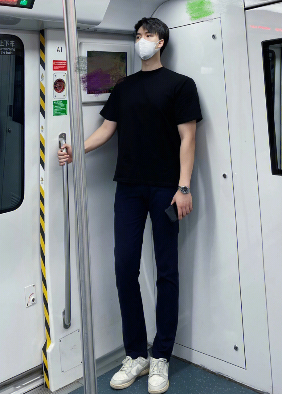 地铁偶遇195小哥,被发现了,一直看我!