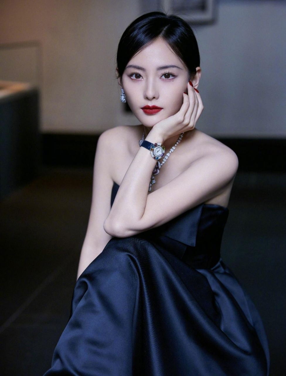 从一帘幽梦的紫菱到如今的张佳妮,她可谓蜕变得越来越女人味儿,消瘦的