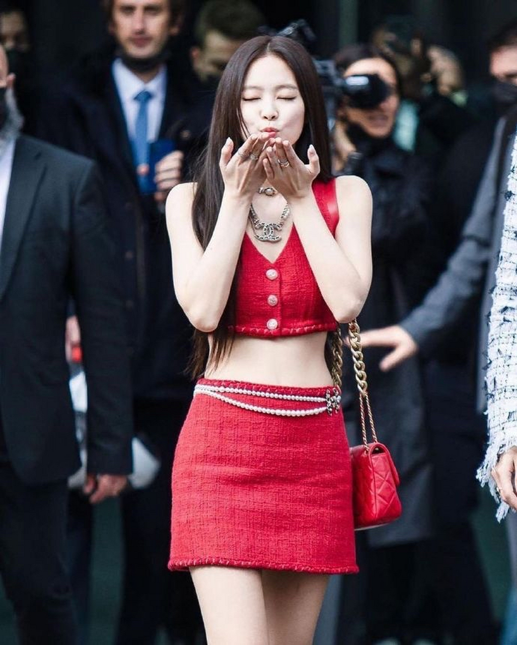 blackpink# jennie金智妮短搭露脐装,秀出性感小蛮腰!