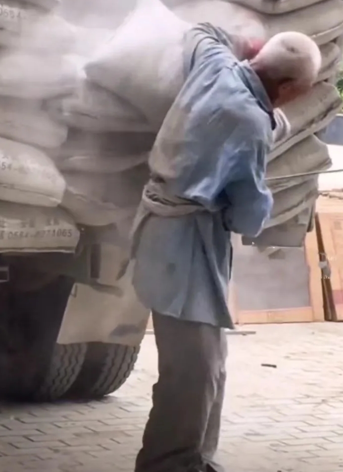 近日,云南,一个工地上,一位71岁的大爷在卸水泥,卸一袋给5毛钱,他