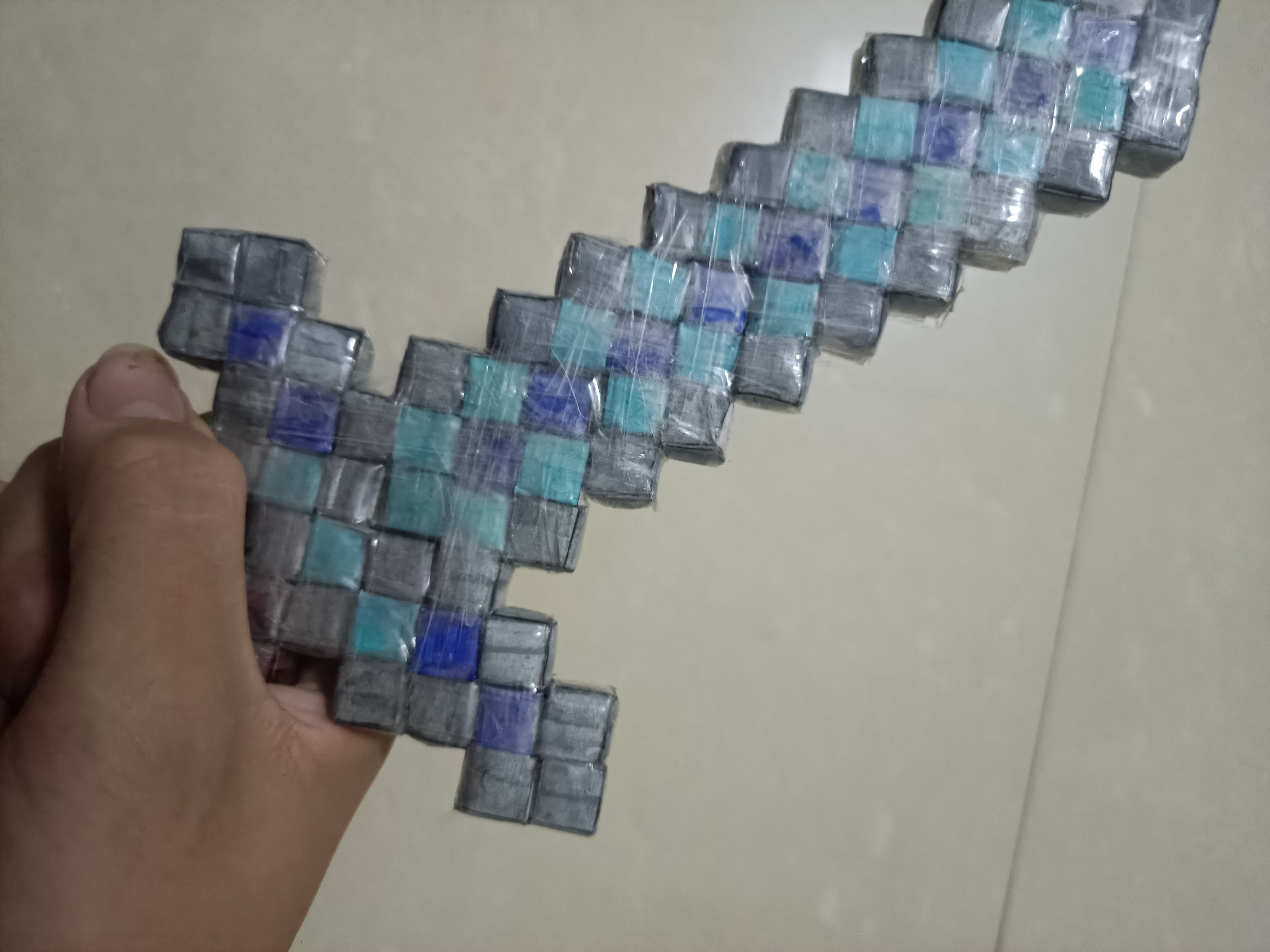 自己用纸和胶带做的钻石剑,不喜勿喷