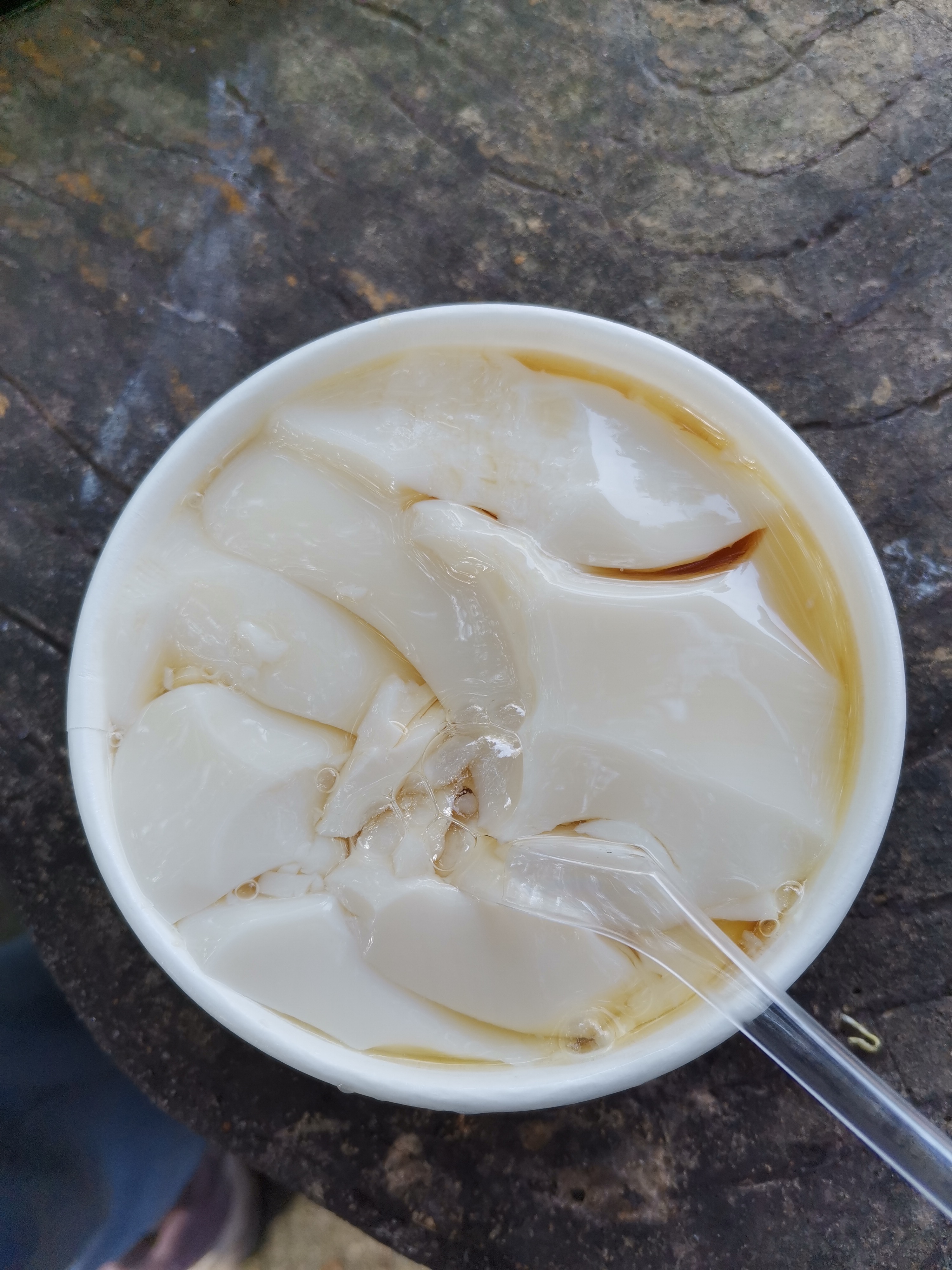 在广东地区我好像从来没见过咸的豆腐花,一直以来都是习惯了吃甜的.