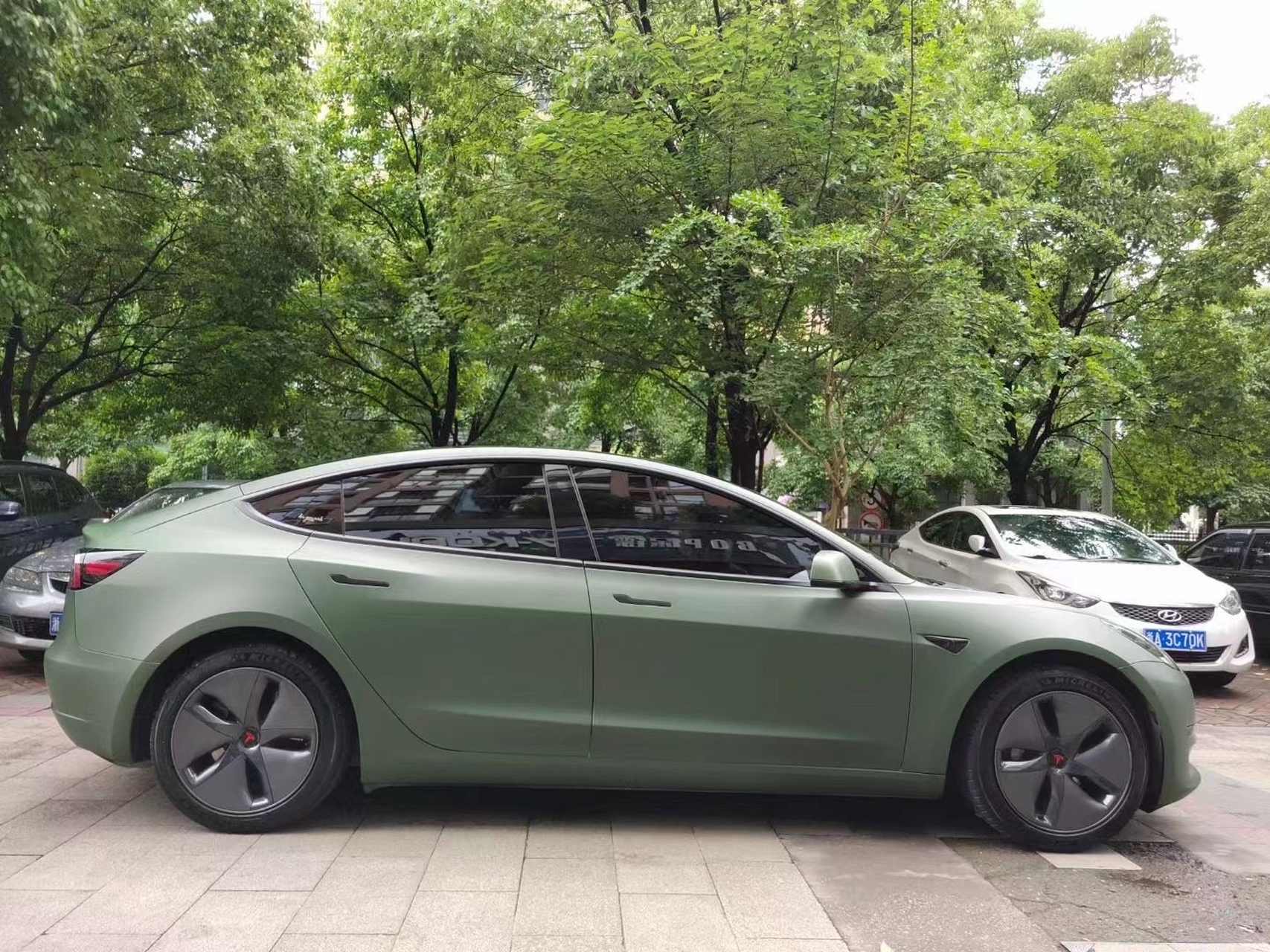 军绿颜色的特斯拉model3很个性哟#汽车