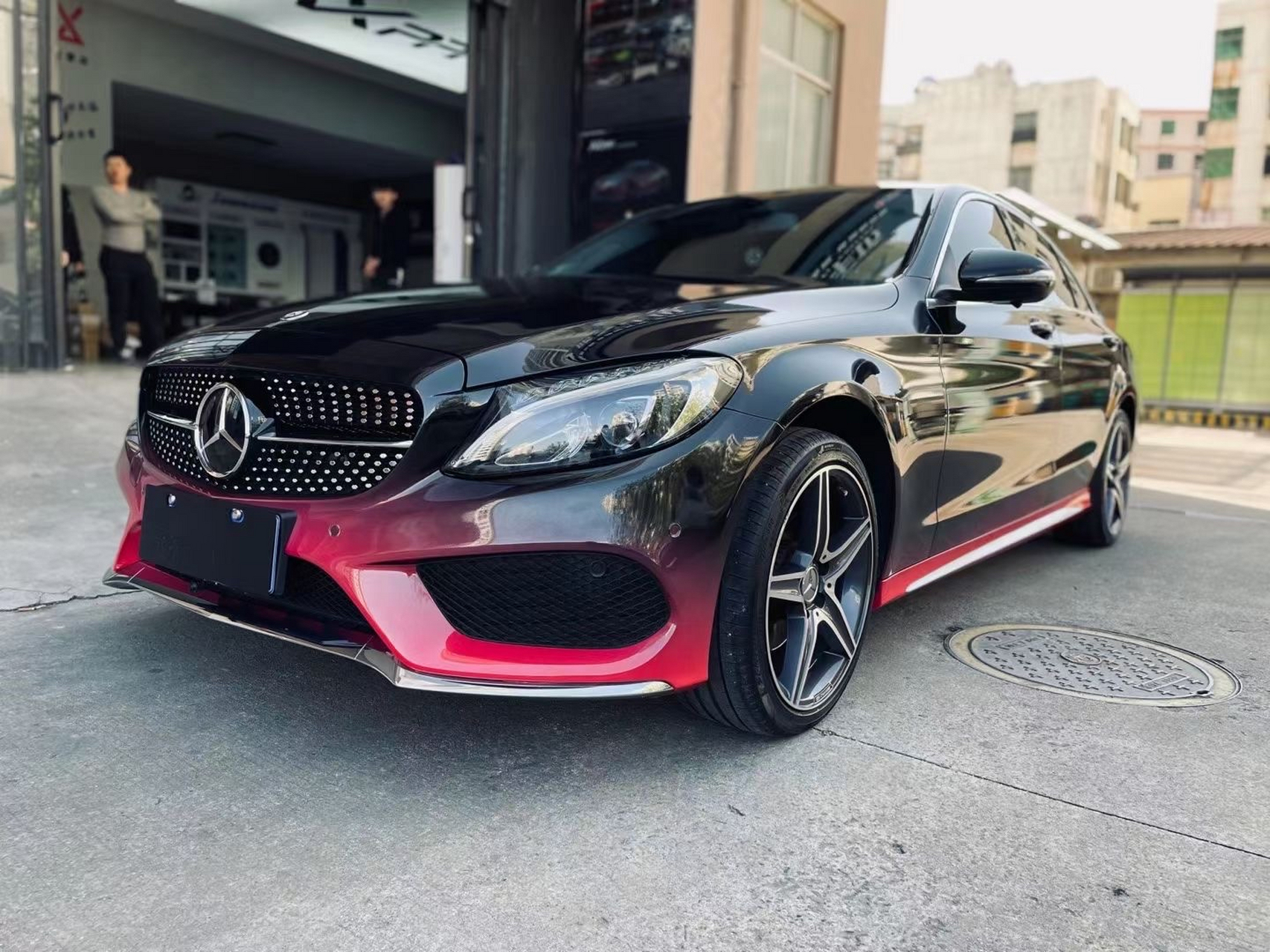 渐变车膜 潮人必备 时尚帅气 奔驰c黑红渐变改色完工 私人定制属于