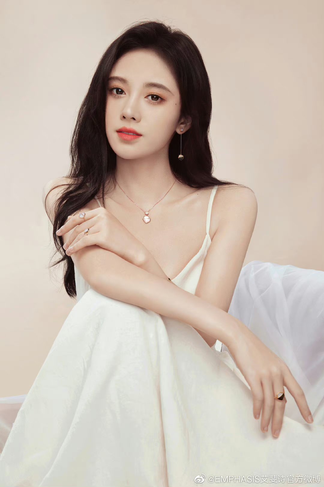 喜欢的还是婧祎2019年的容貌 拍摄艾斐诗珠宝首饰广告的样子 @鞠婧祎