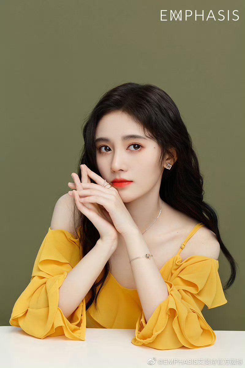 喜欢的还是婧祎2019年的容貌 拍摄艾斐诗珠宝首饰广告的样子 @鞠婧祎