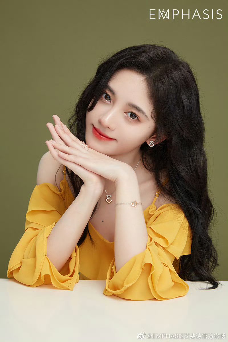 喜欢的还是婧祎2019年的容貌 拍摄艾斐诗珠宝首饰广告的样子 @鞠婧祎