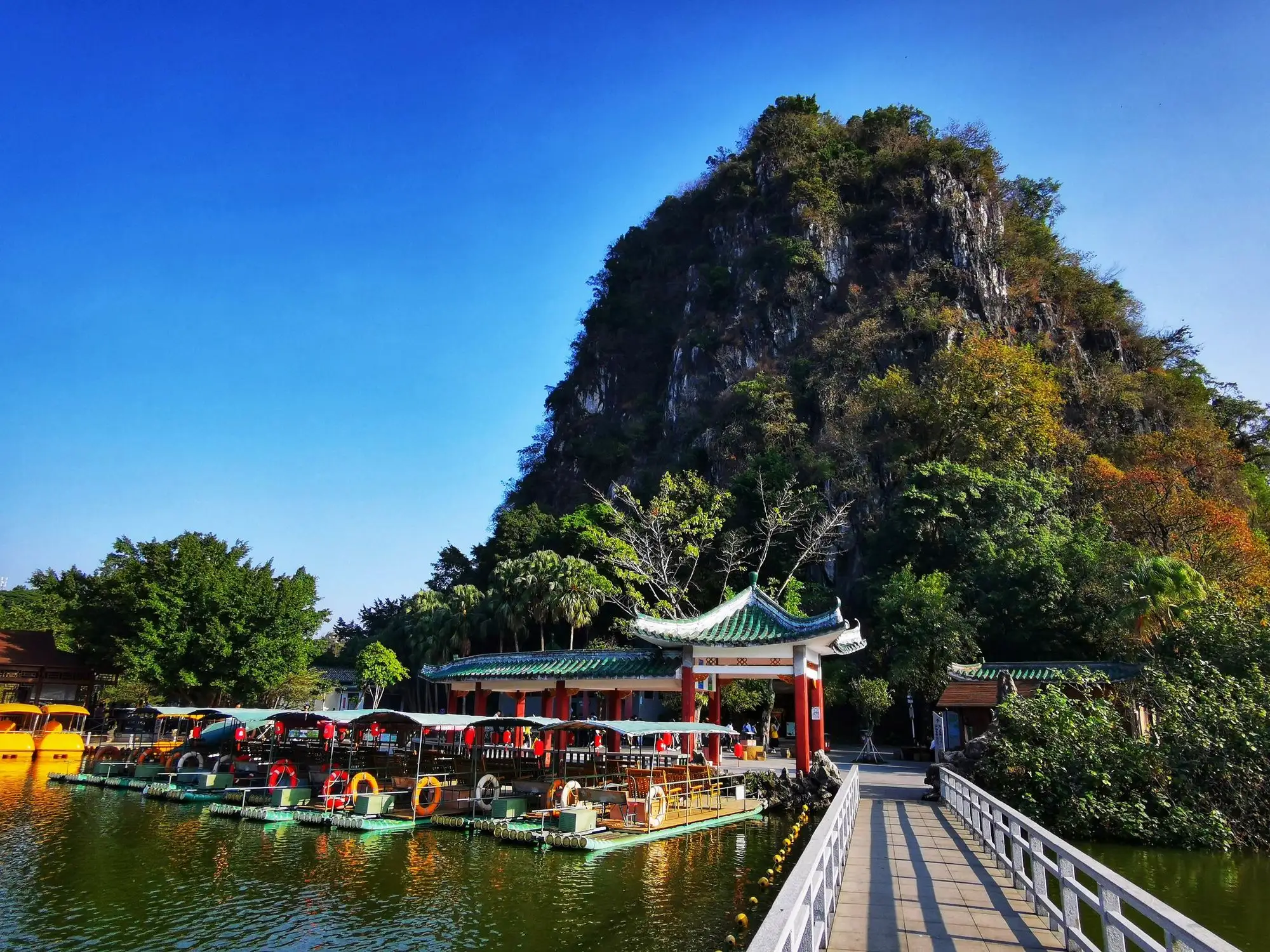 七星岩由七座石灰岩山峰组成,排列如天上北斗七星,因此得名