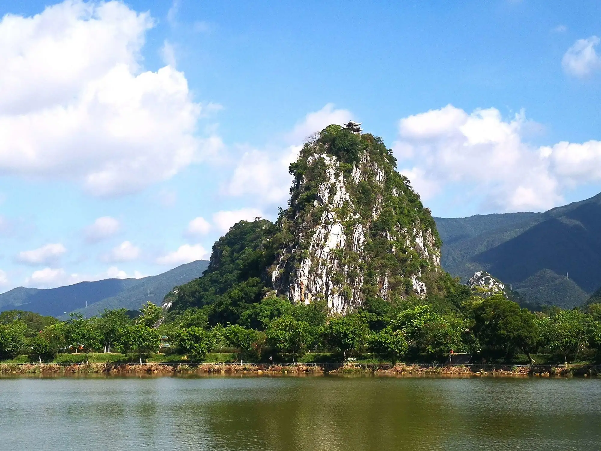 七星岩由七座石灰岩山峰组成,排列如天上北斗七星,因此得名