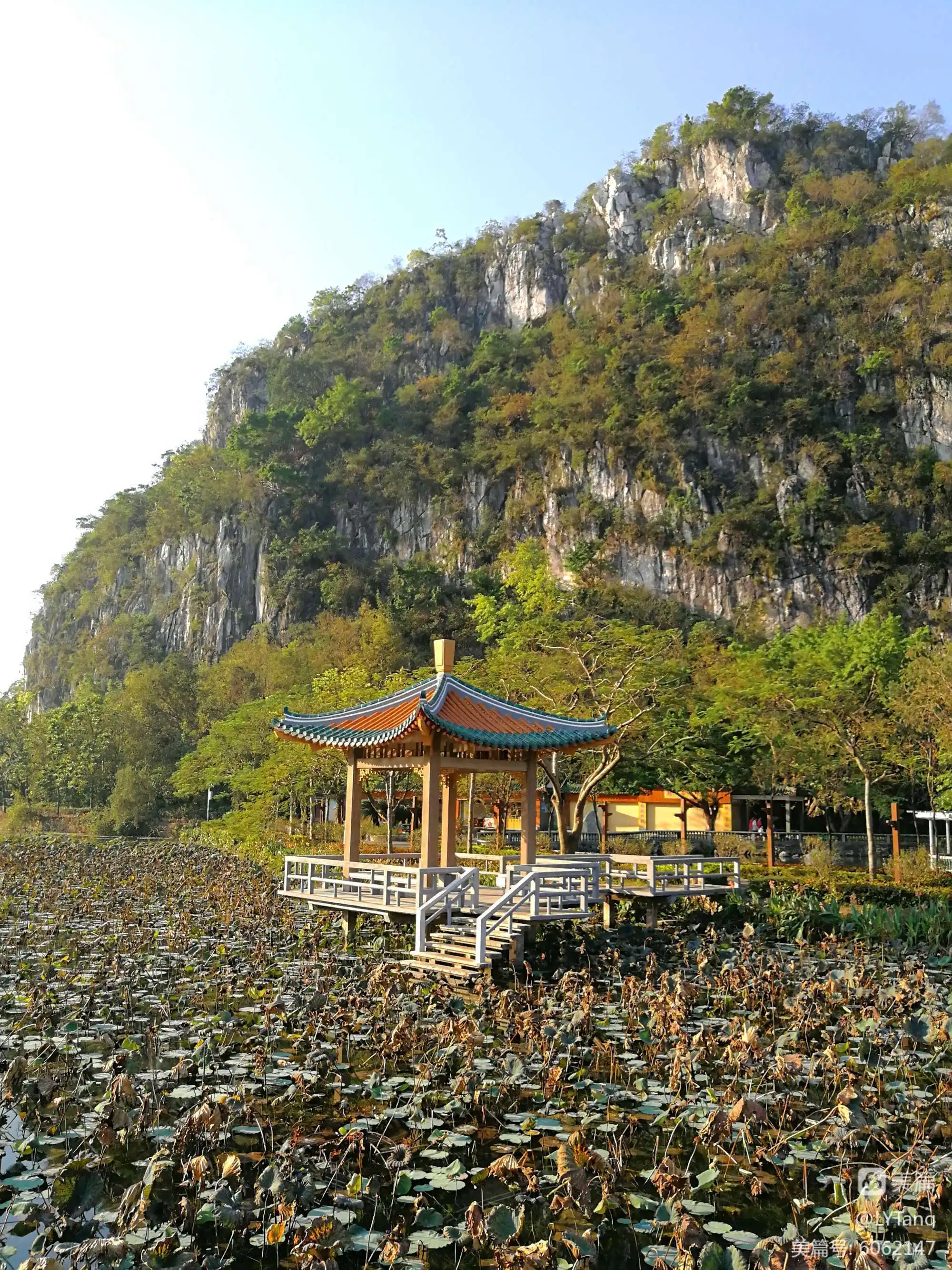 七星岩由七座石灰岩山峰组成,排列如天上北斗七星,因此得名