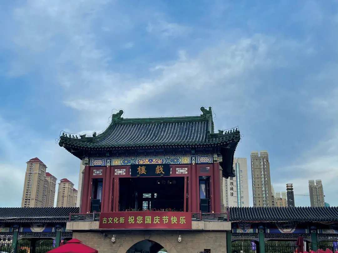 天津古文化街,又称津门故里,位于天津市南开区东北角东门外,海河西岸.