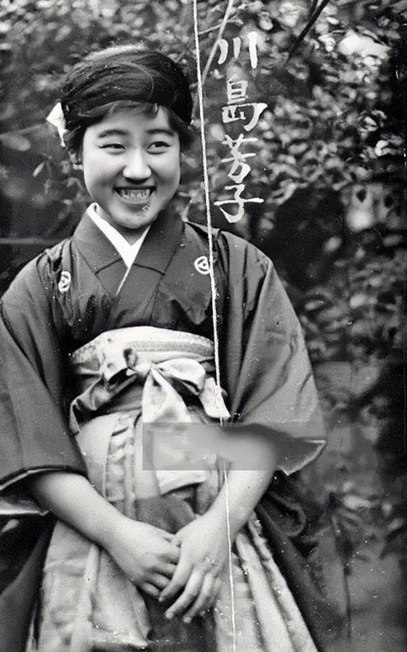 历史#  1948年,北平第一监狱,间谍川岛芳子穿着旗袍跪在地上.