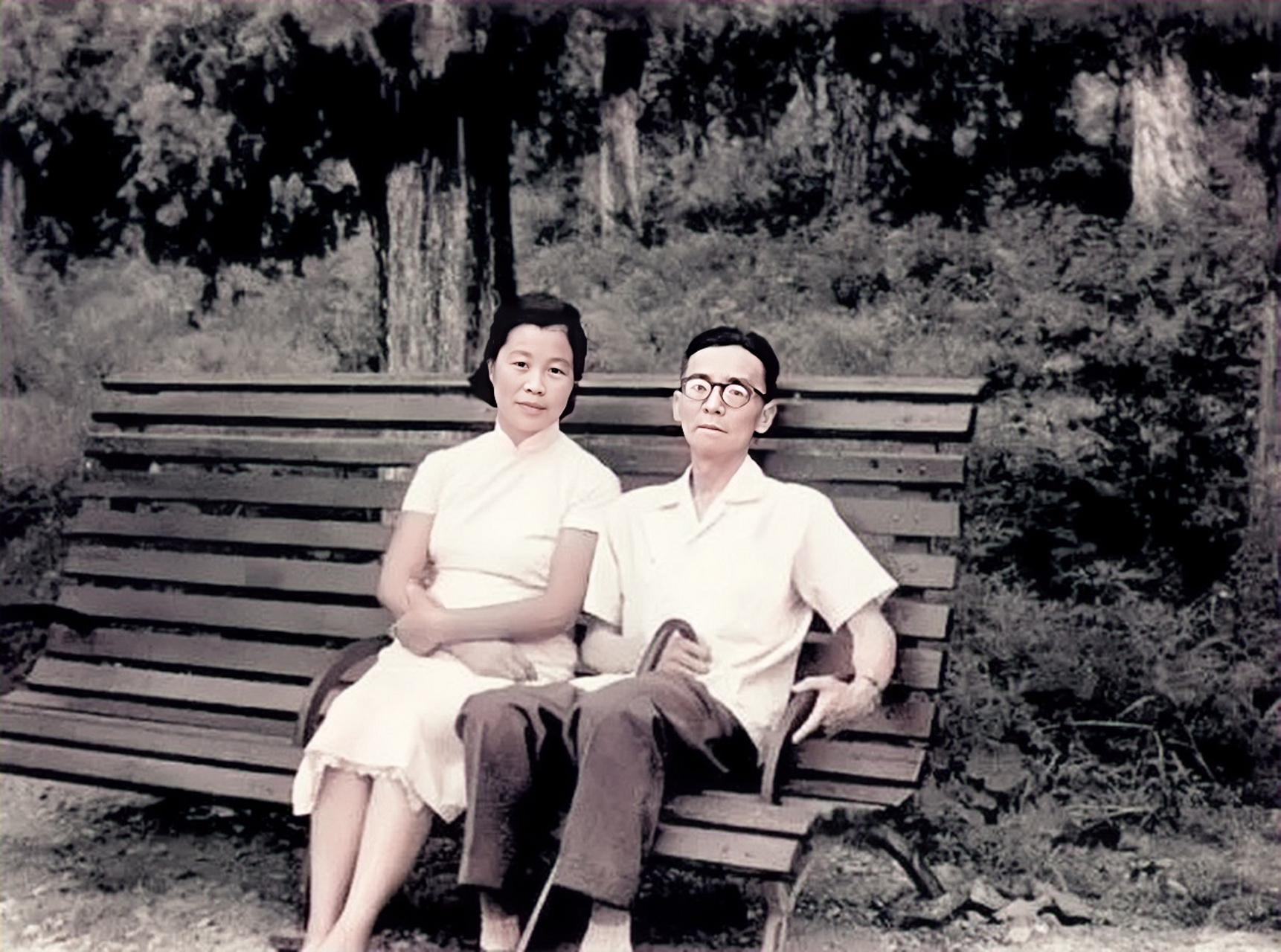 在林徽因逝世七年后,梁思成娶了林洙过门.