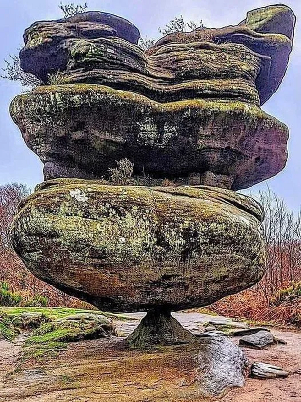 英国约克郡哈罗盖特附近的一块"平衡石",它已经活了几百万年,违返了