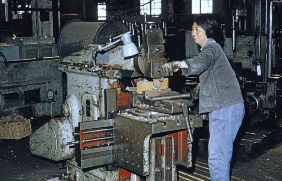 在二十世纪七十年代的中国,成为一名国营工厂的工人意味着一种特殊的