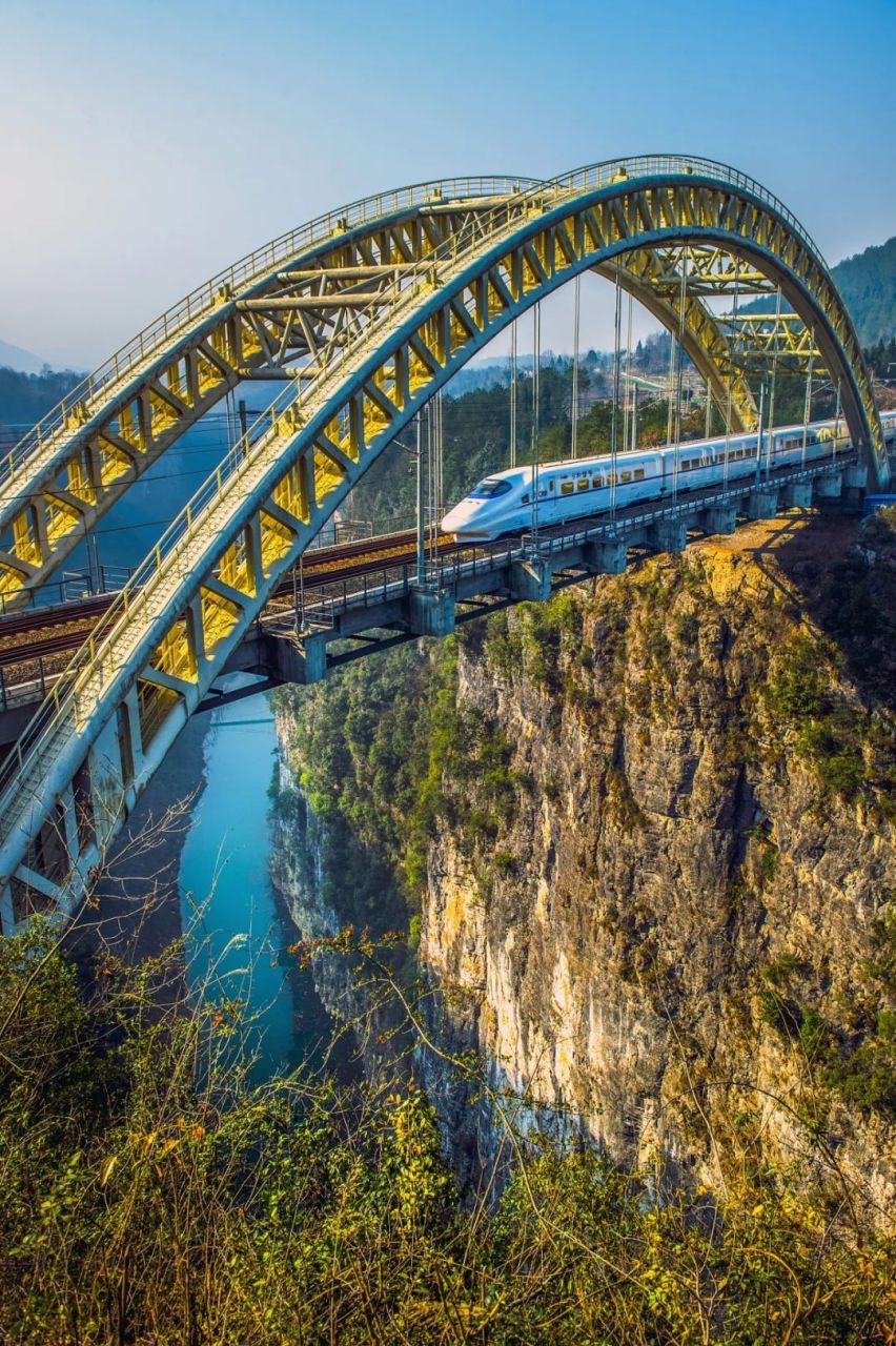 中国高铁,一列列飞驰的列车,穿越大江南北,连接城市与乡村,是中国速度