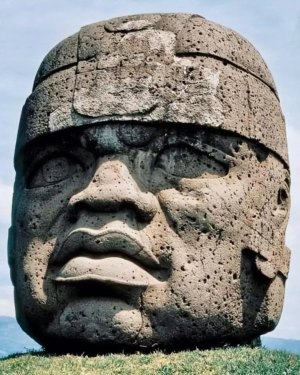 公元前1500年至400年间,墨西哥奥尔梅克文明雕刻的3-10米高的大石雕