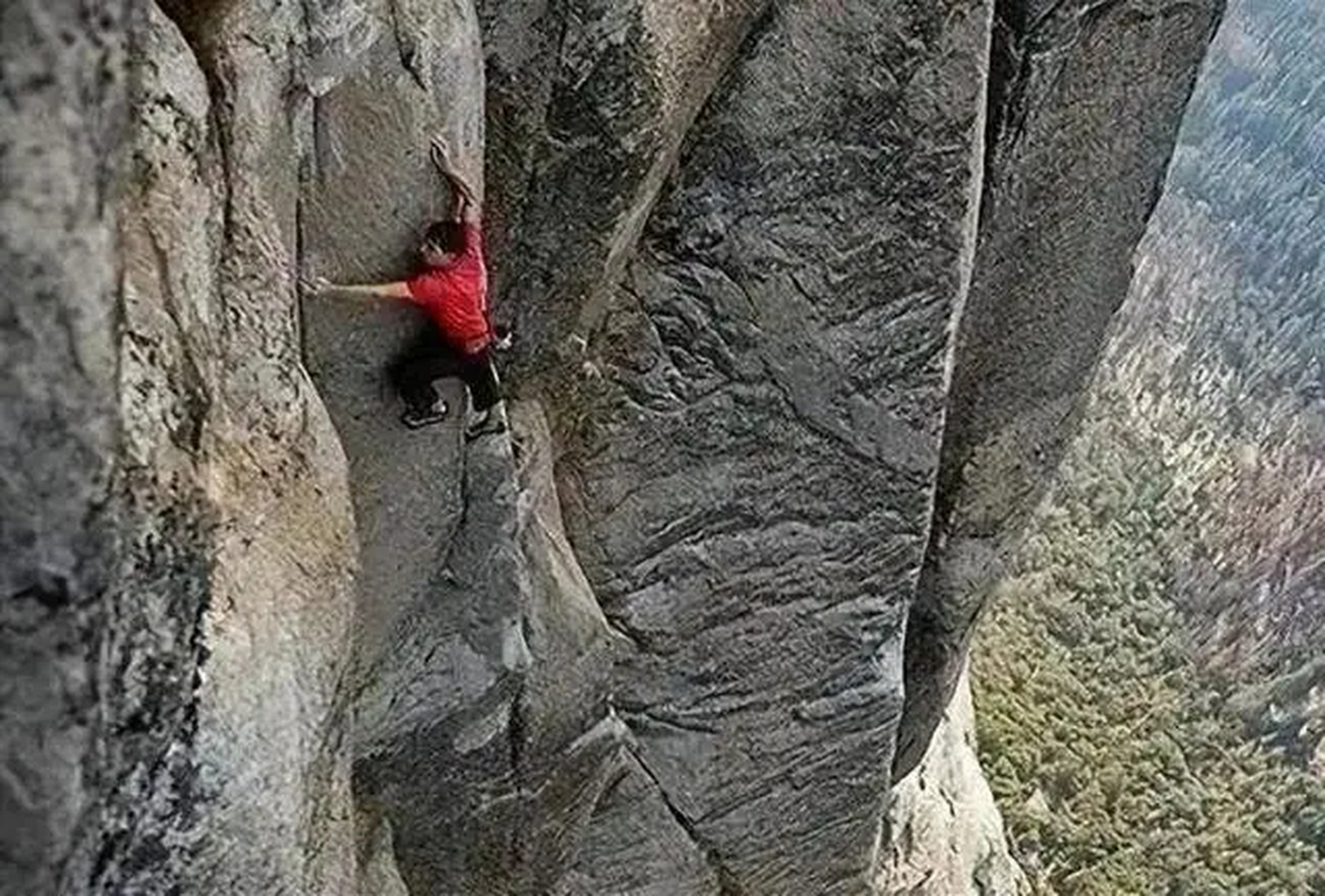 世界上无措施保护攀岩最高的:人亚历克斯  他徒手攀岩高度达914米