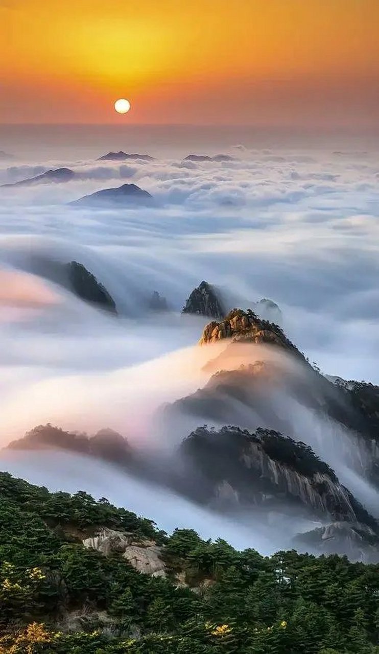 黄山云海  云海翻腾,日出东方