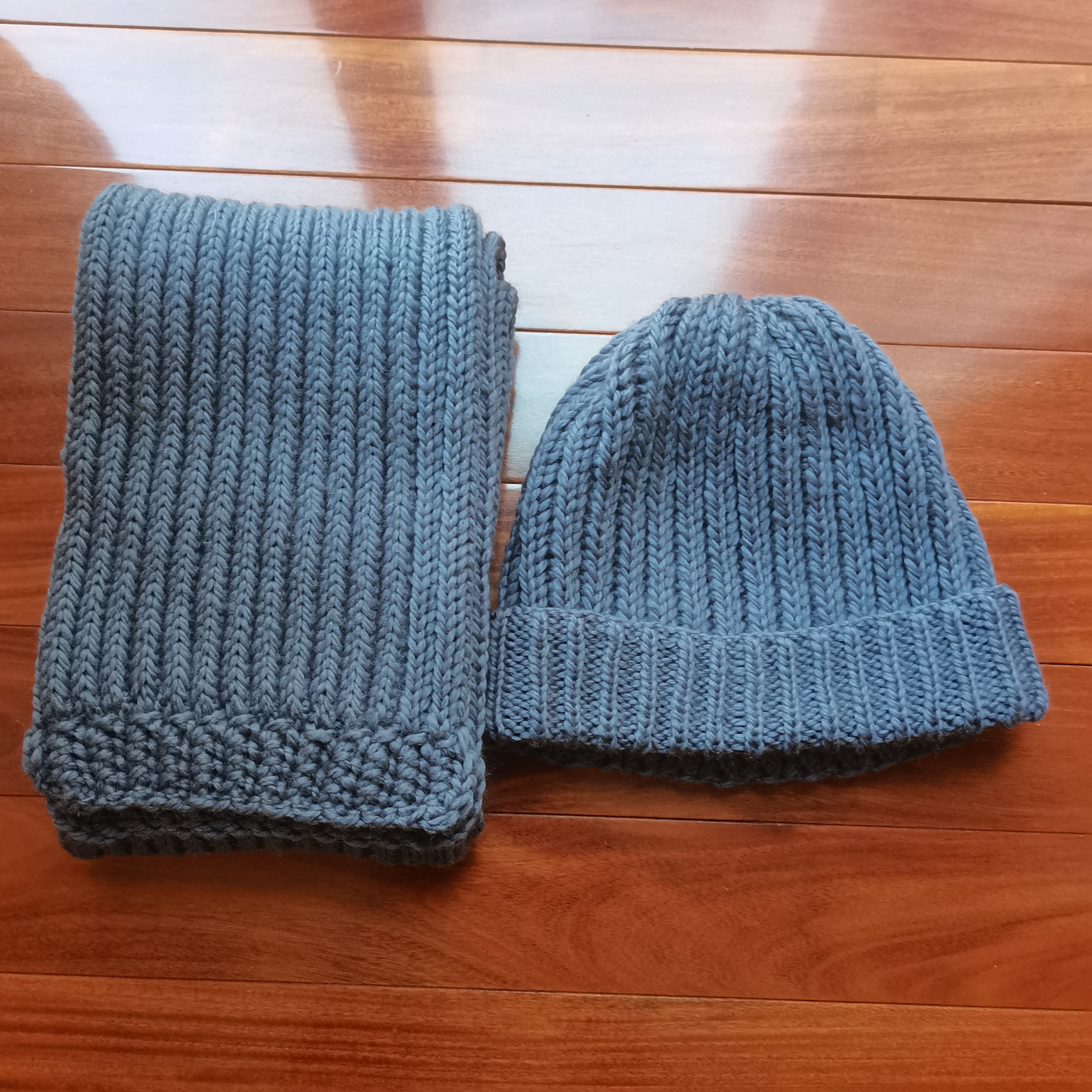 这款围巾和帽子是用70%含量的羊毛线采取钩织结合的方式完成的