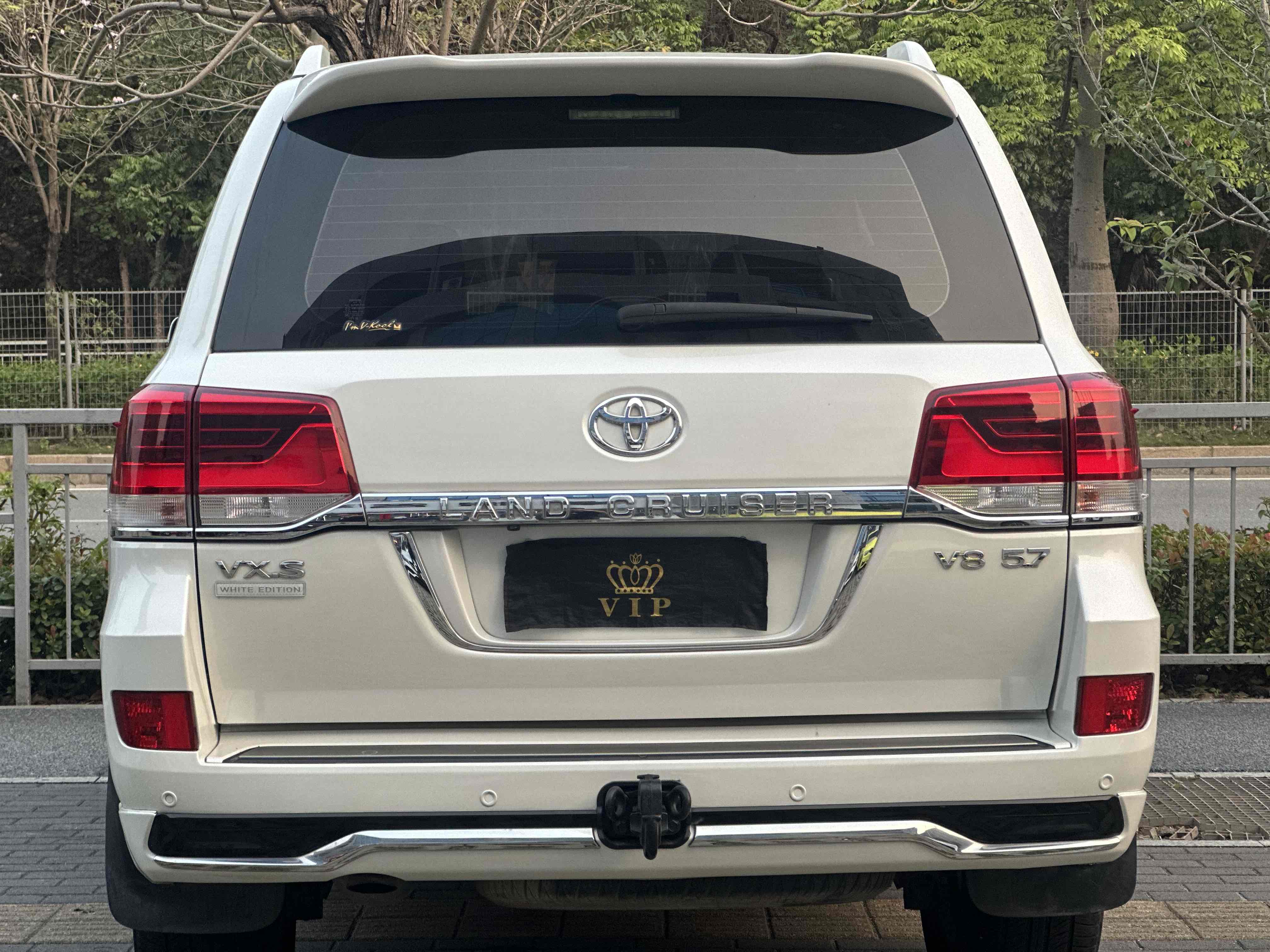 在公园散步时,无意间发现这辆停在路边的白色丰田陆地巡洋舰,简直