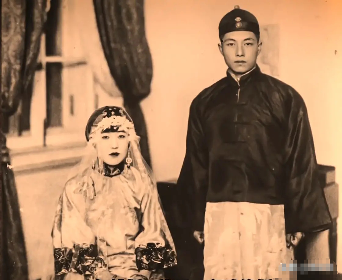 川岛芳子和蒙古"小王子"甘珠尔扎布的结婚照.