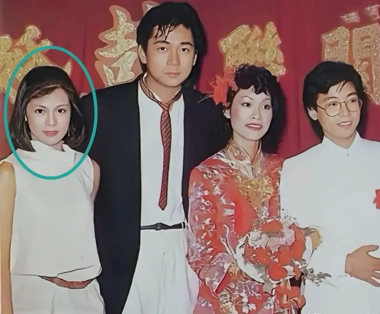 翁美玲和陈百强的合影.蓝衣白裤的阿翁对着镜头微微一笑,端庄美丽.