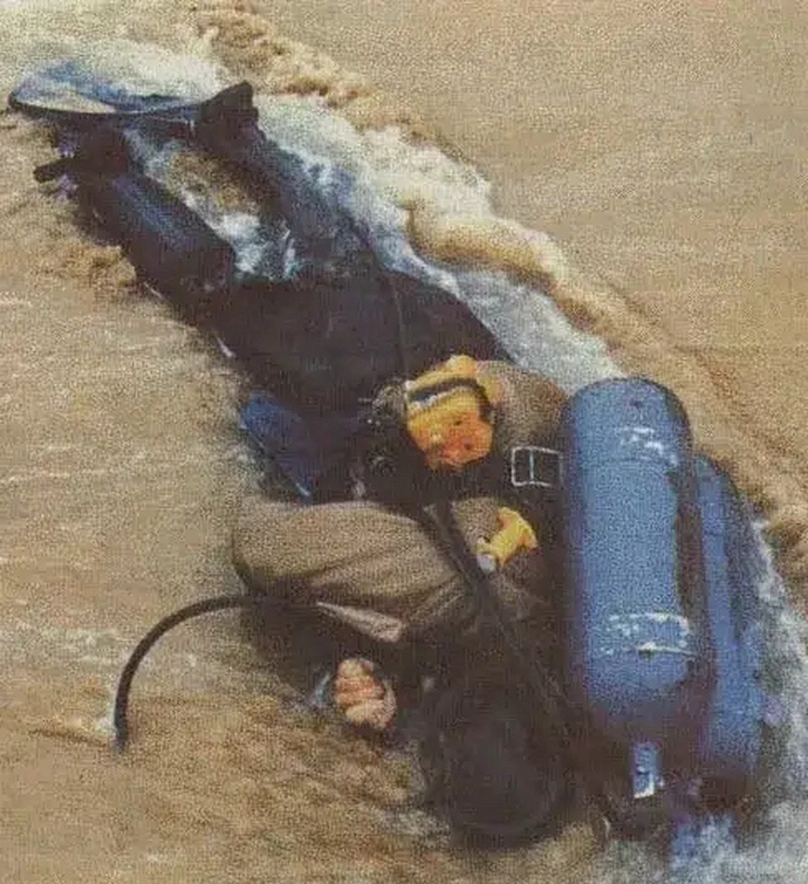 1998年,韩国海滩,  被洋流冲上岸的朝鲜蛙人  男子殒命,父母痛,爱人