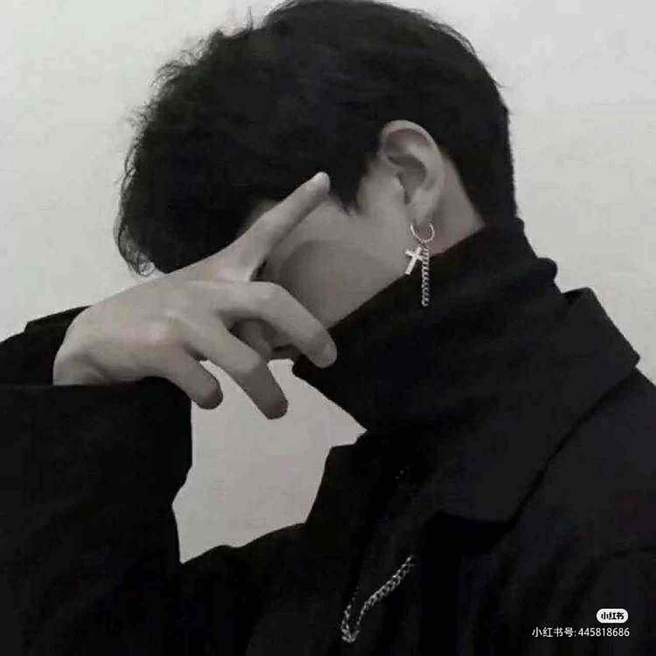 男生手挡脸头像