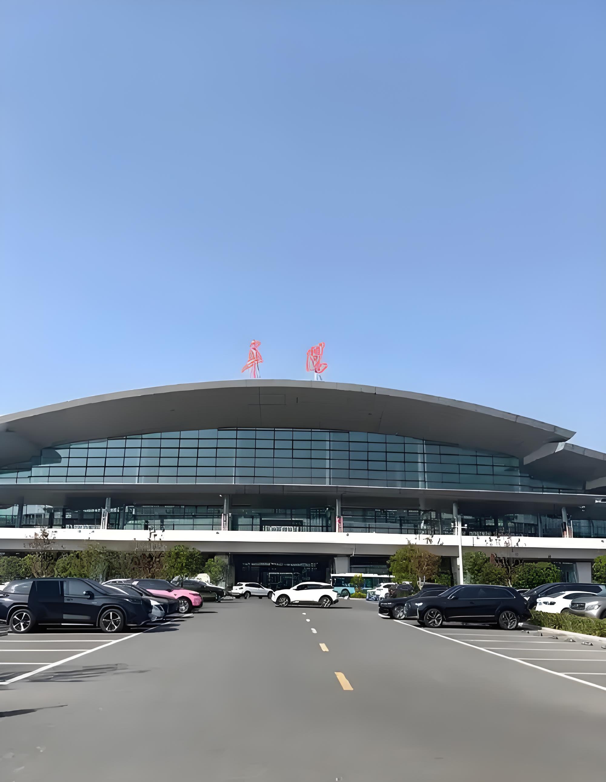 昨天下午,我带着小女儿去阜阳机场看了她心心念念的大飞机icon