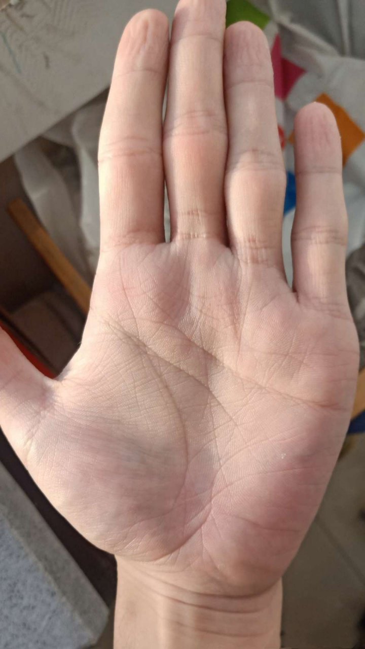 手相识人术 此手相乾宫事业线笔直深刻,并且五指竹节手,太阳线笔直