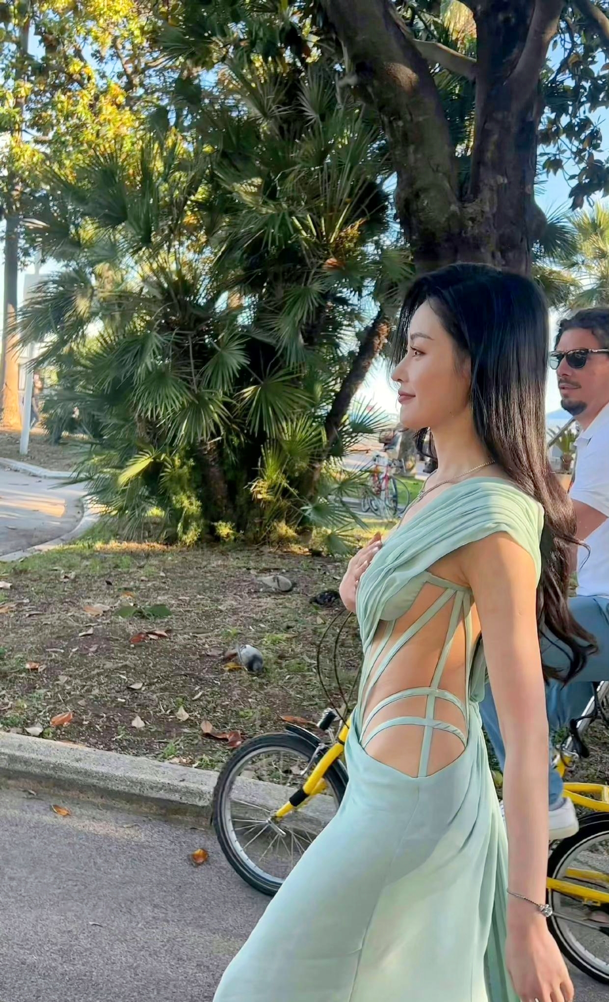若普通人如此装扮,恐怕早已成为众人投向的焦点,遭受无尽的非议.