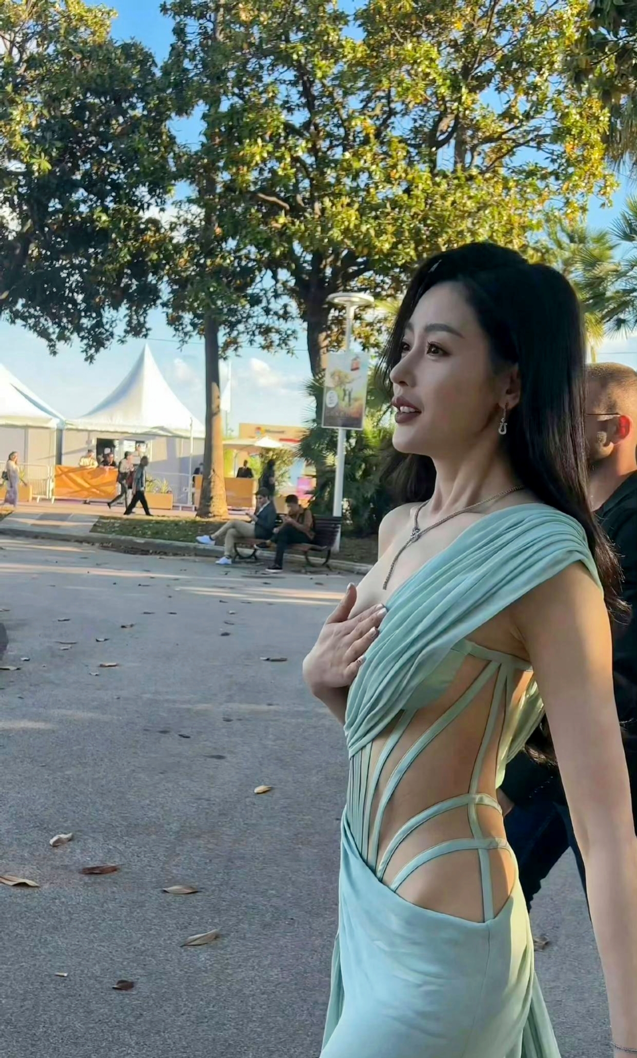 若普通人如此装扮,恐怕早已成为众人投向的焦点,遭受无尽的非议.