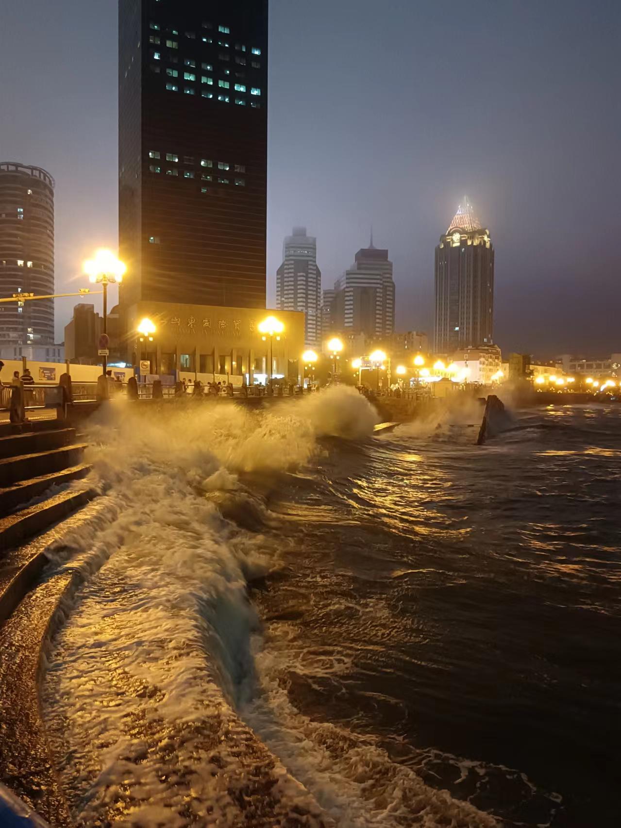 青岛夏日夜晚海边的浪.