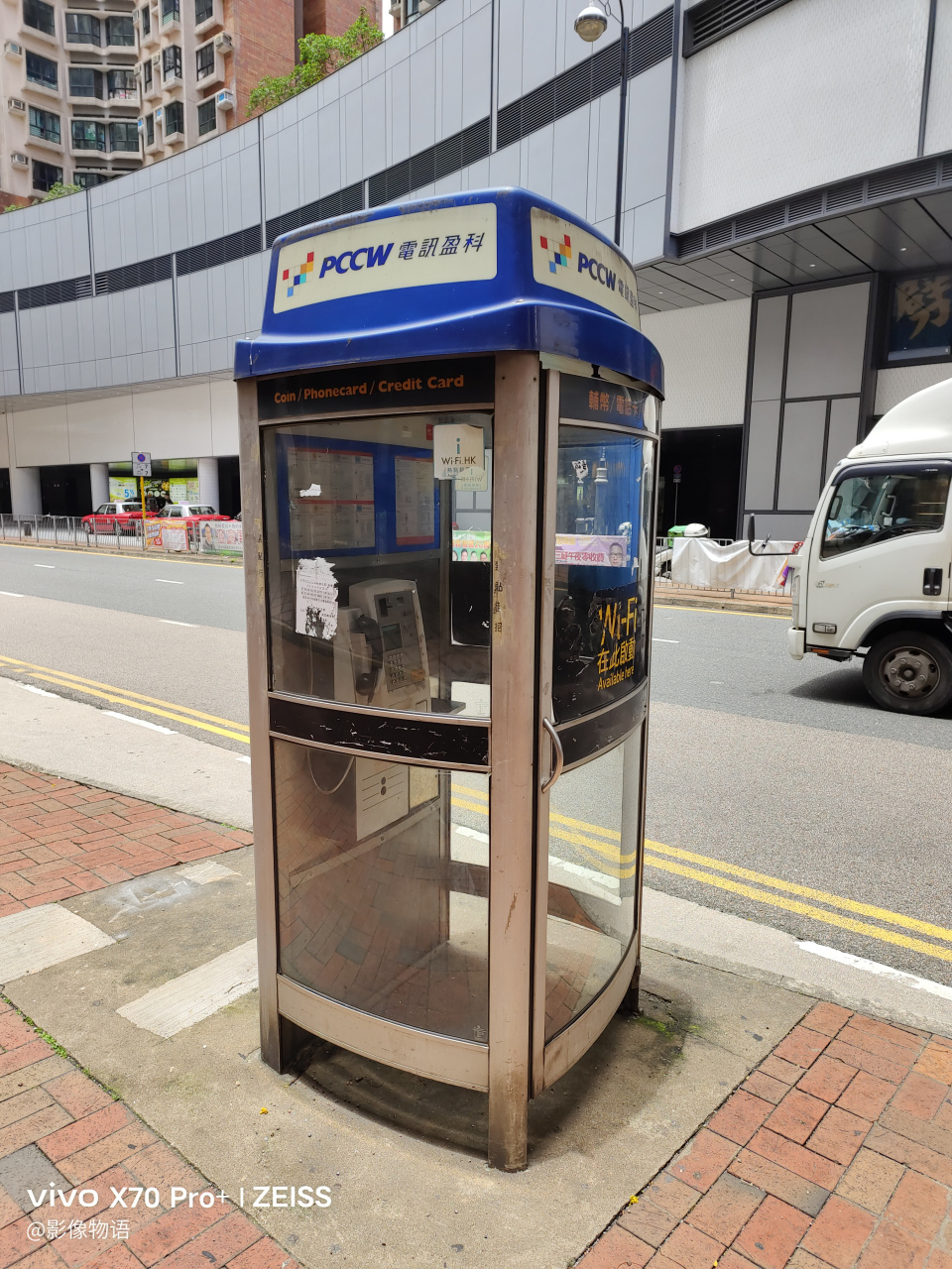 不明白在手机及网络普及的今天,香港街头还保留电话亭[滑稽]