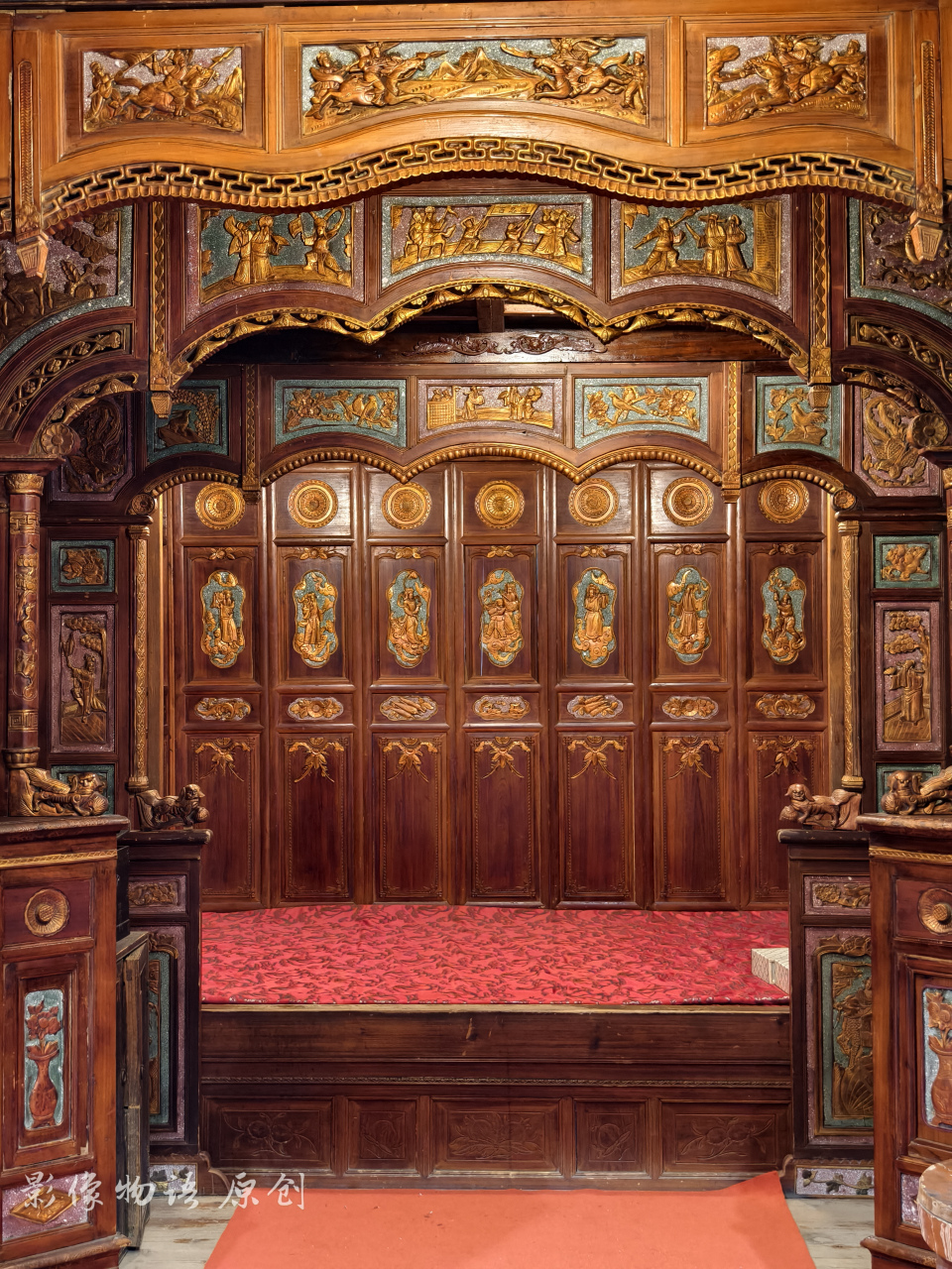 拔步床,又叫八步床,是中国传统家具中体型最大的一种床.