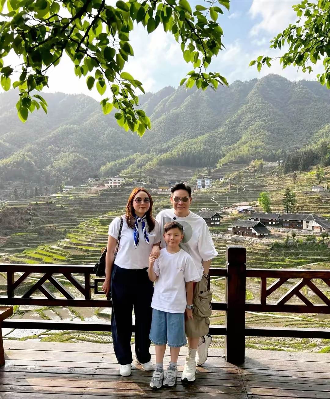 4月17日,57岁的苏永康带着小10岁的娇妻冯翠珊和8岁儿子jazz现身湖南