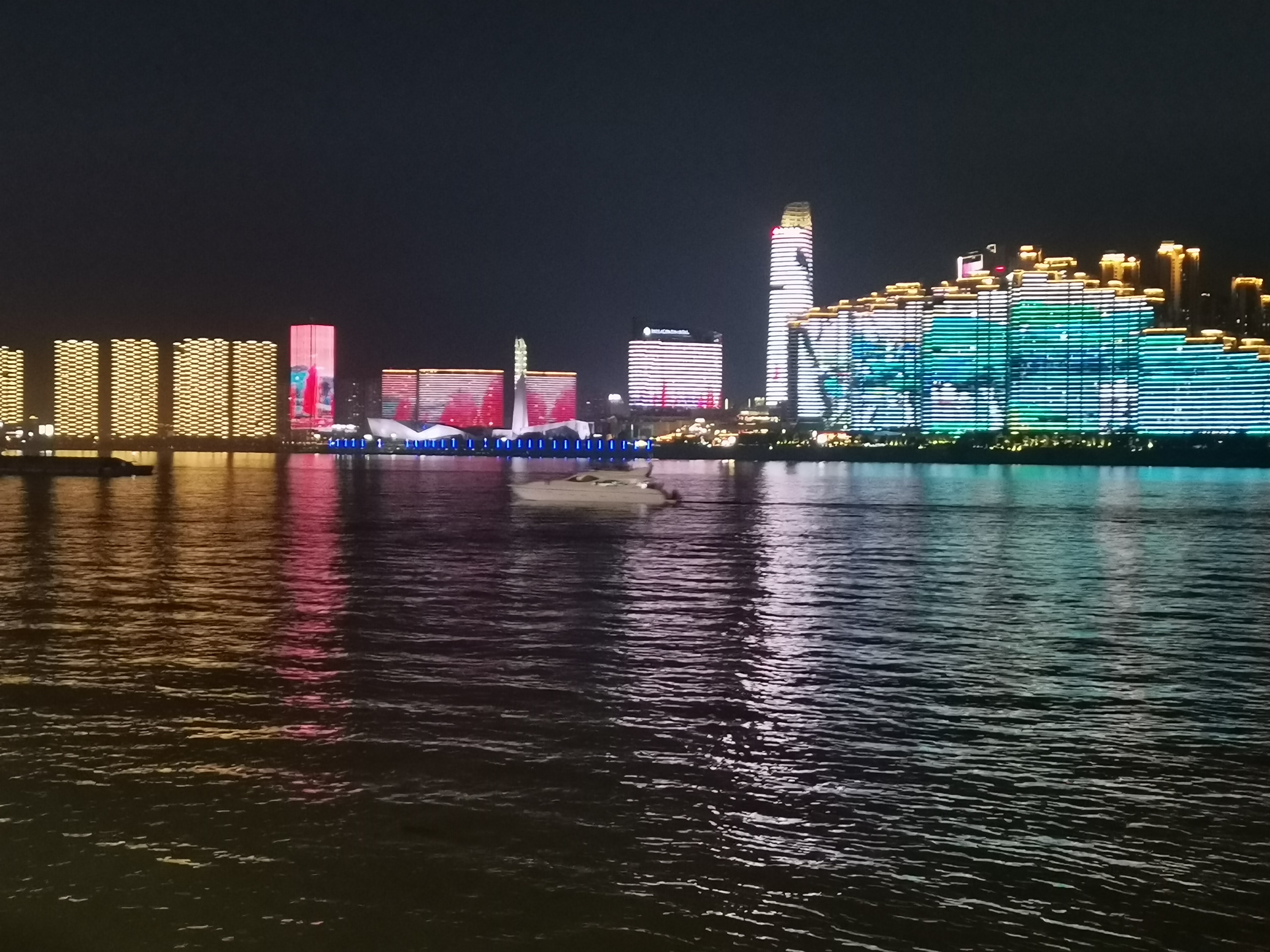 去了一次长沙渔人码头,后悔没早点来,夜景也太美了.