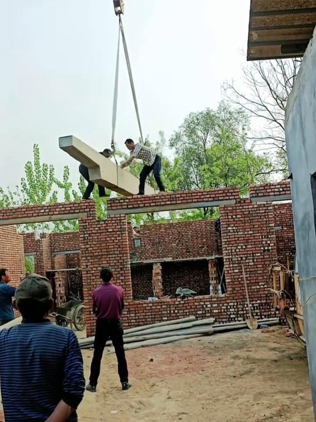 他们用的是预制好的水泥梁,伸出来一米多的应该是房檐,现在盖房都与时