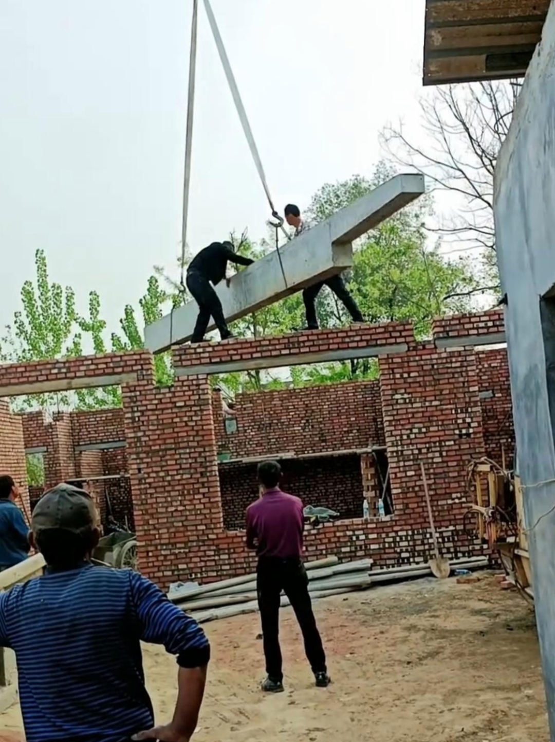 他们用的是预制好的水泥梁,伸出来一米多的应该是房檐,现在盖房都与时