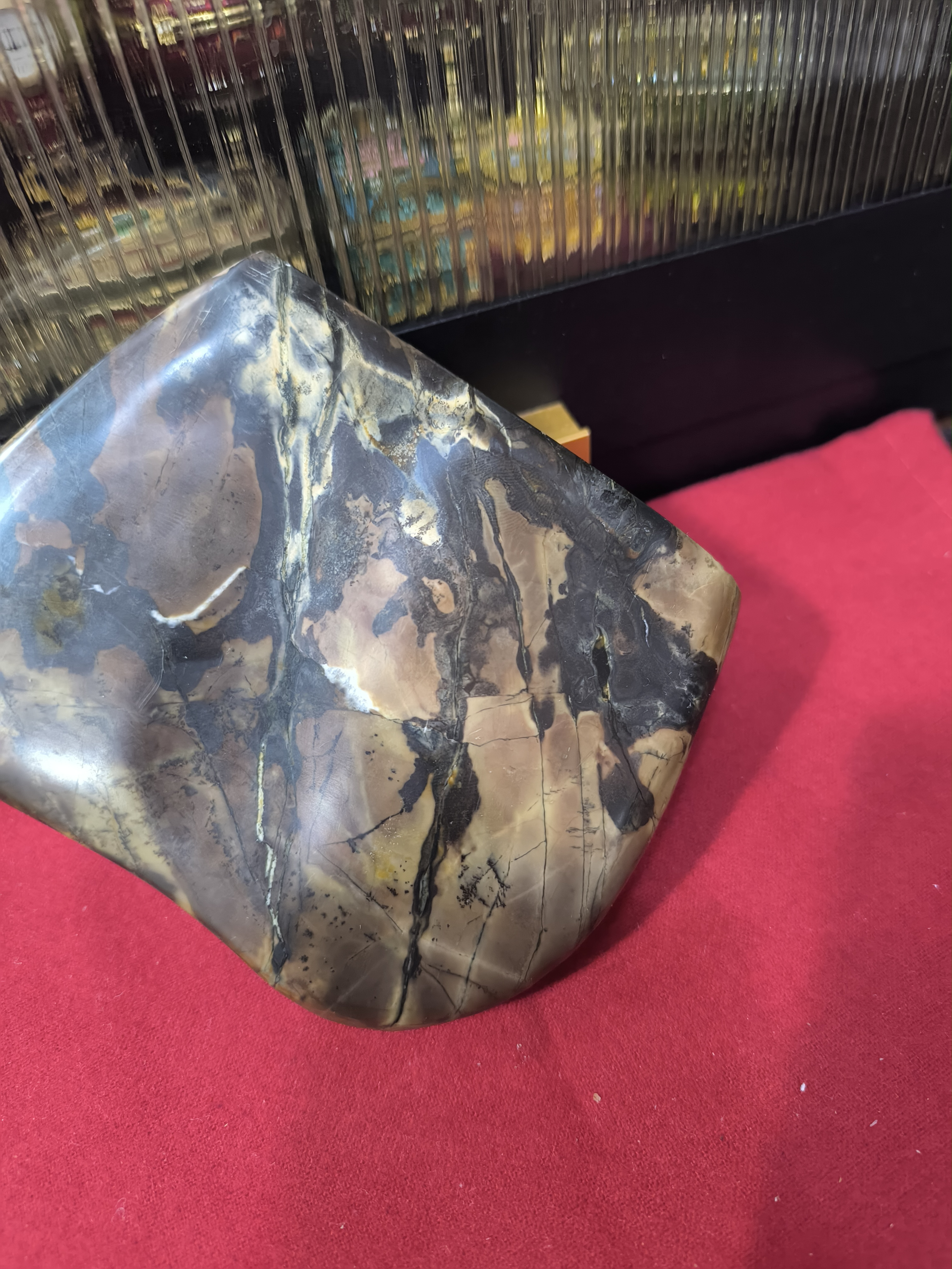 这方灵石奇石名为达摩面壁影石.