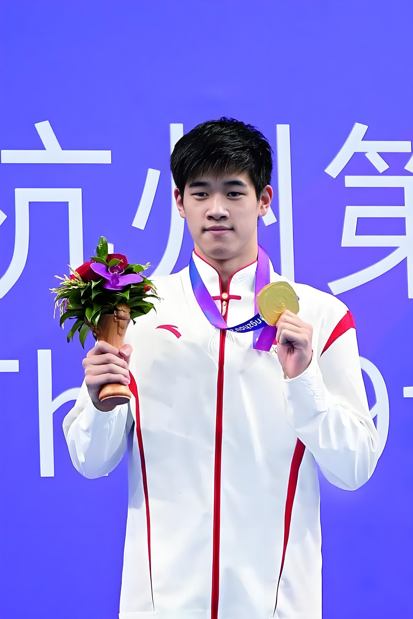 潘展乐男子100米自由泳,他创造了46秒40的纪录夺得了冠军,还打破了