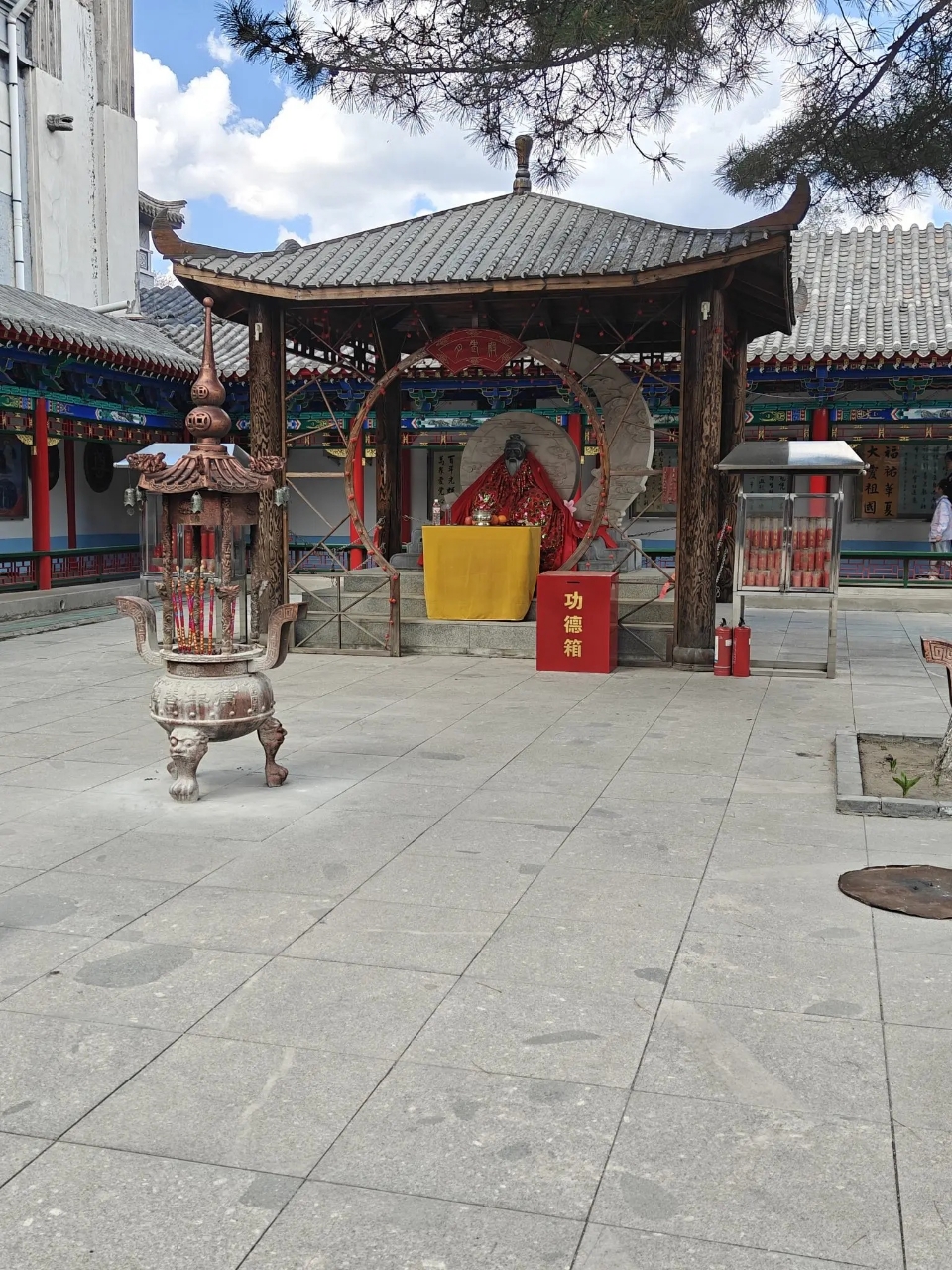 找一个安静的地方,坐着或盘腿都可以,关键是保持背部挺直