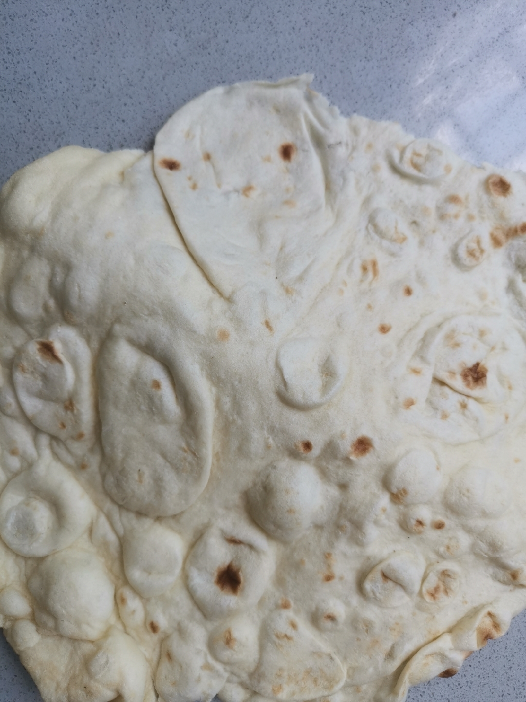 山东枣庄带回来的大饼子,像锅盖那么大,又干又硬,没有一点水分,没有