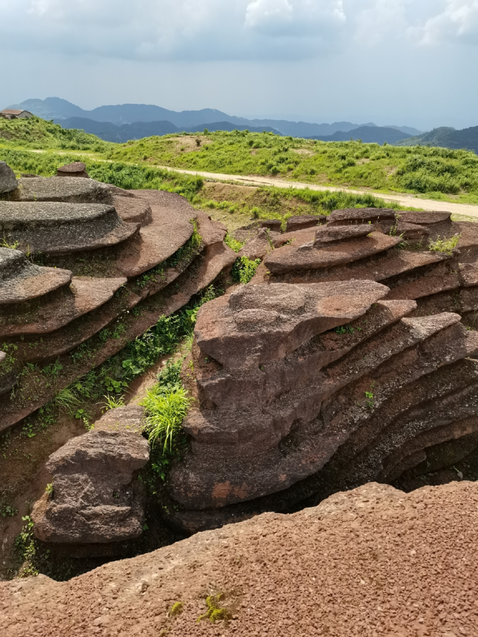 开车一个多小时,来到贵州松桃的腊尔山红石林