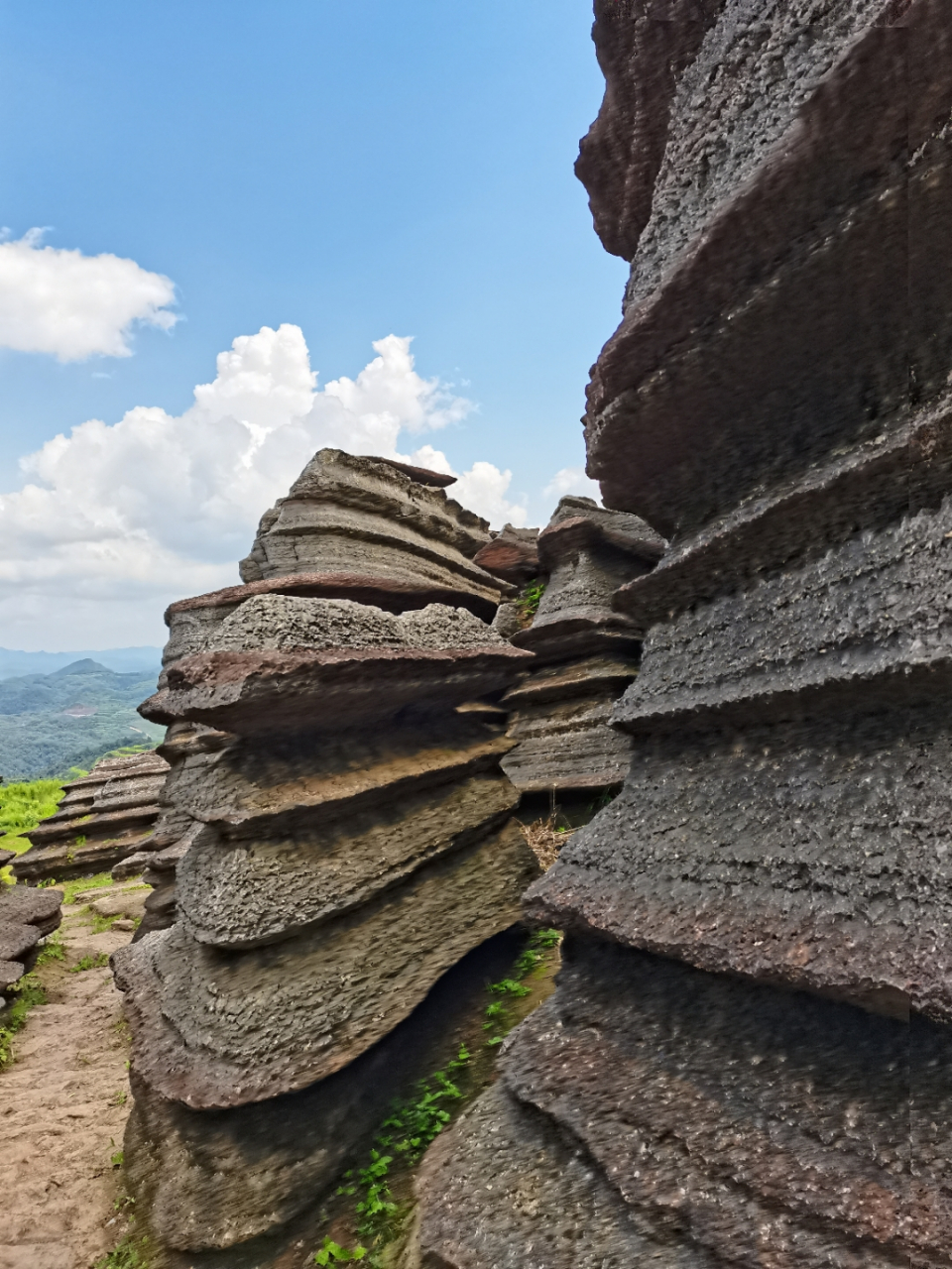 开车一个多小时,来到贵州松桃的腊尔山红石林